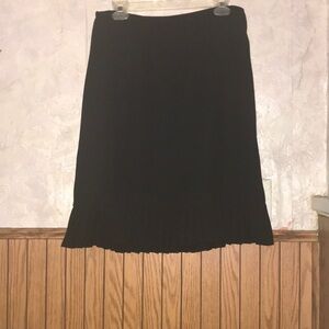 4/$10🌻🌻Cute black skirt with pleated hemline
